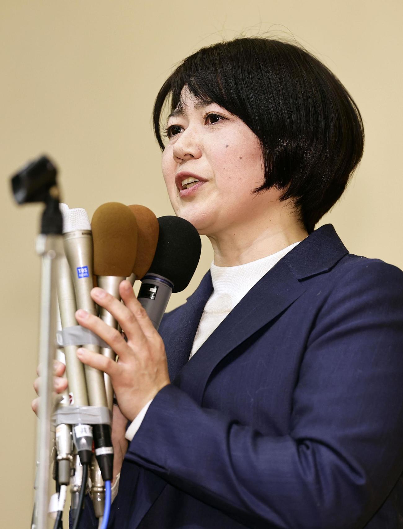 前橋市長選で再選を決め、支持者らにあいさつする小川晶氏＝12日夜、前橋市（共同）