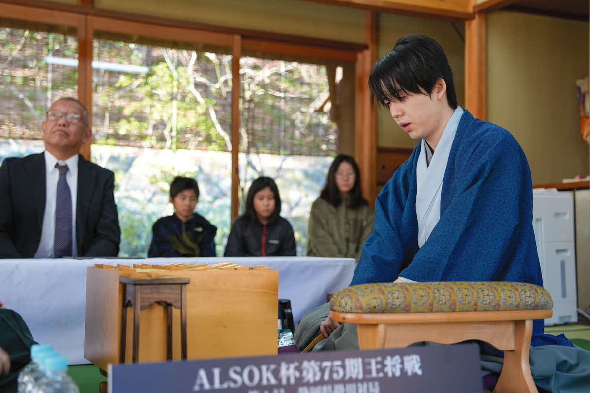 5連覇を目指して永瀬拓矢九段の挑戦を受ける藤井聡太王将（日本将棋連盟提供）