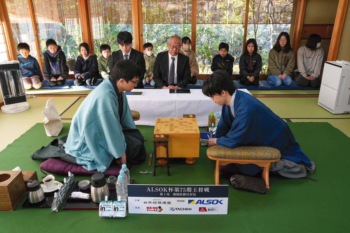 先手の永瀬拓矢九段（左）が藤井聡太王将に挑戦する王将戦第1局は2日目が再開された（日本将棋連盟提供）