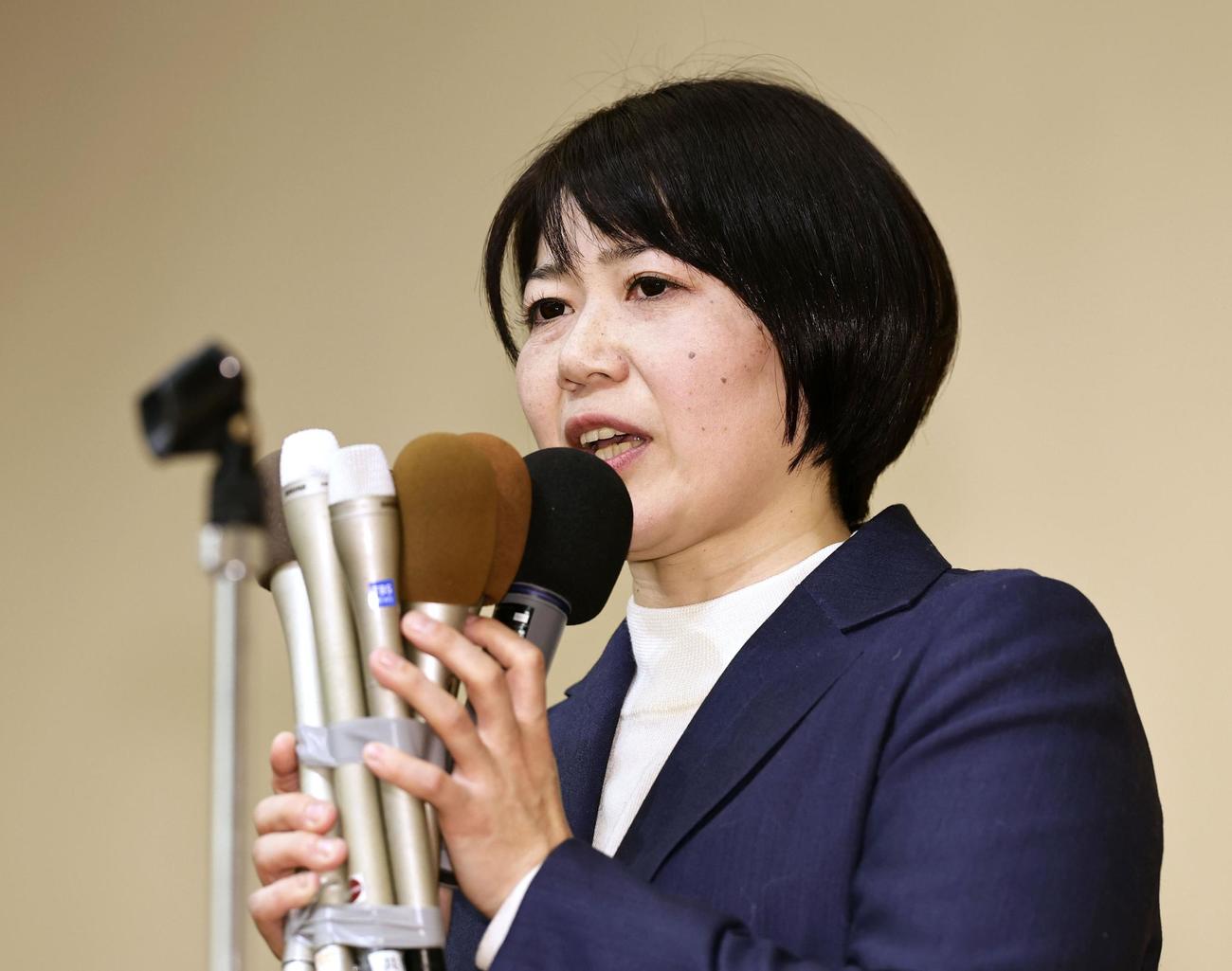 前橋市長選で再選を決め、支持者らにあいさつする小川晶氏＝12日夜、前橋市（共同）