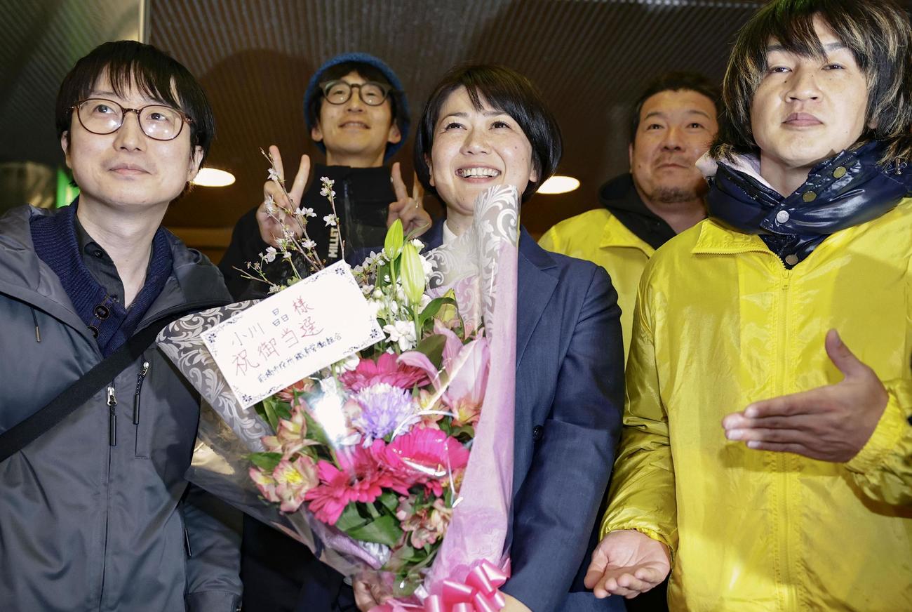 前橋市長選で再選を決め、支持者らと写真に納まる小川晶氏（中央）（共同）