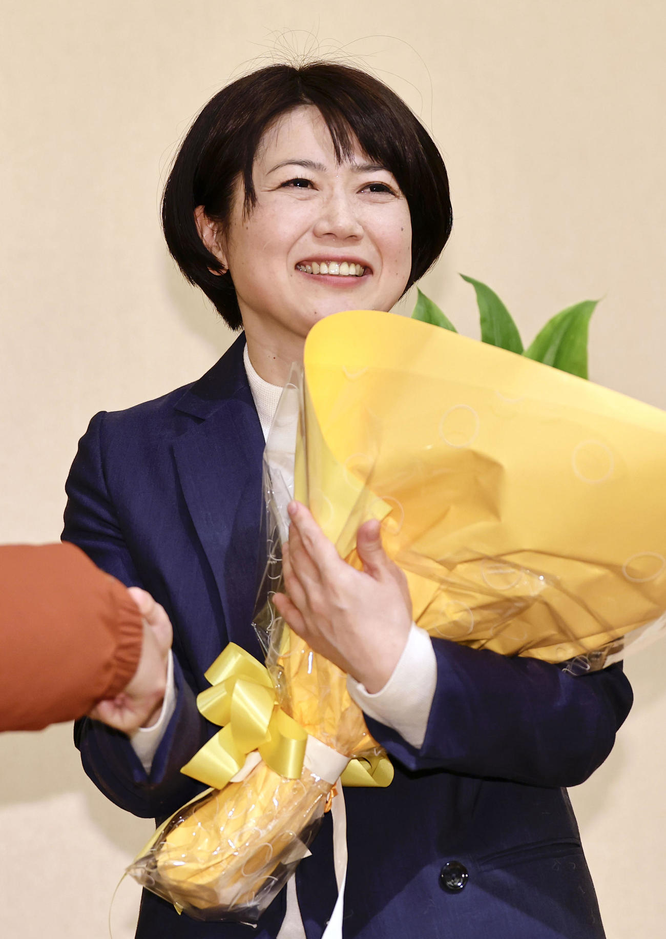 前橋市長選で再選を決め、花束を手にする小川晶氏＝12日夜、前橋市（共同）