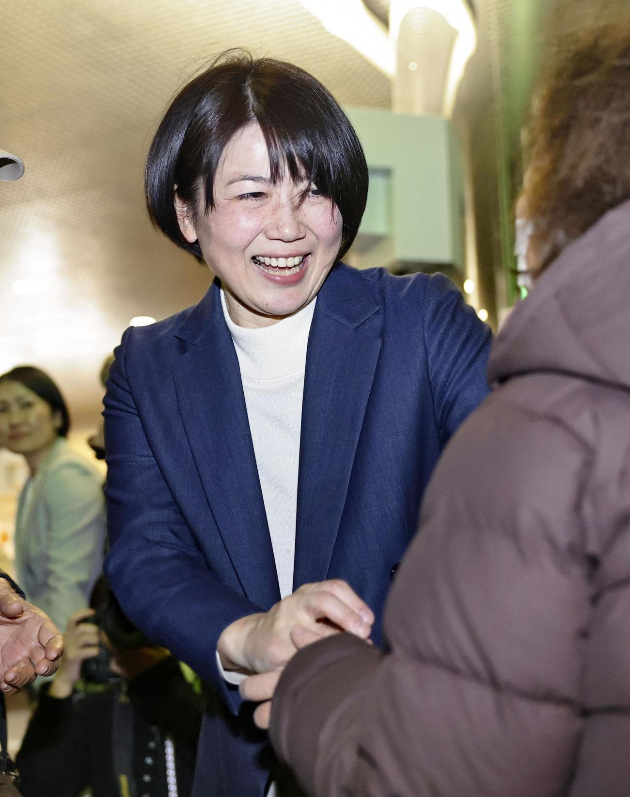前橋市長選で再選を決め、支持者と握手する小川晶氏（共同）