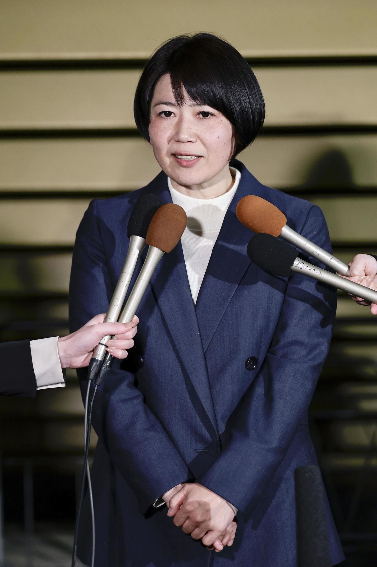 前橋市長選で再選を決め、記者団の取材に応じる小川晶氏（共同）