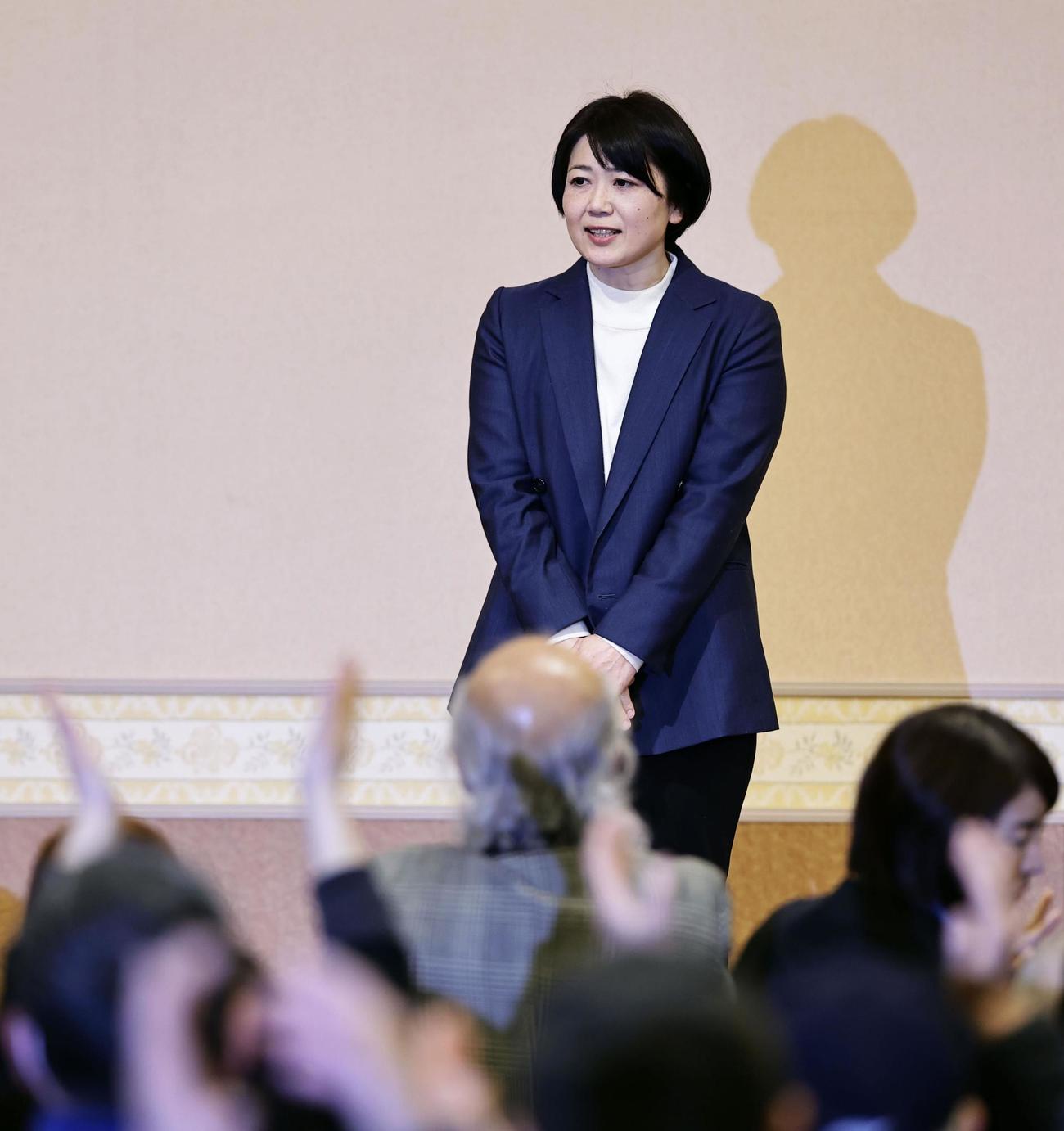 前橋市長選で再選を決め、支持者らが待つ会場に到着した小川晶氏＝12日夜、前橋市（共同）