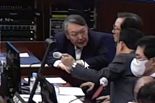 ソウル中央地裁の公判に出廷し、弁護団と話をする韓国の前大統領、尹錫悦被告（左端）＝13日（地裁提供、聯合＝共同）