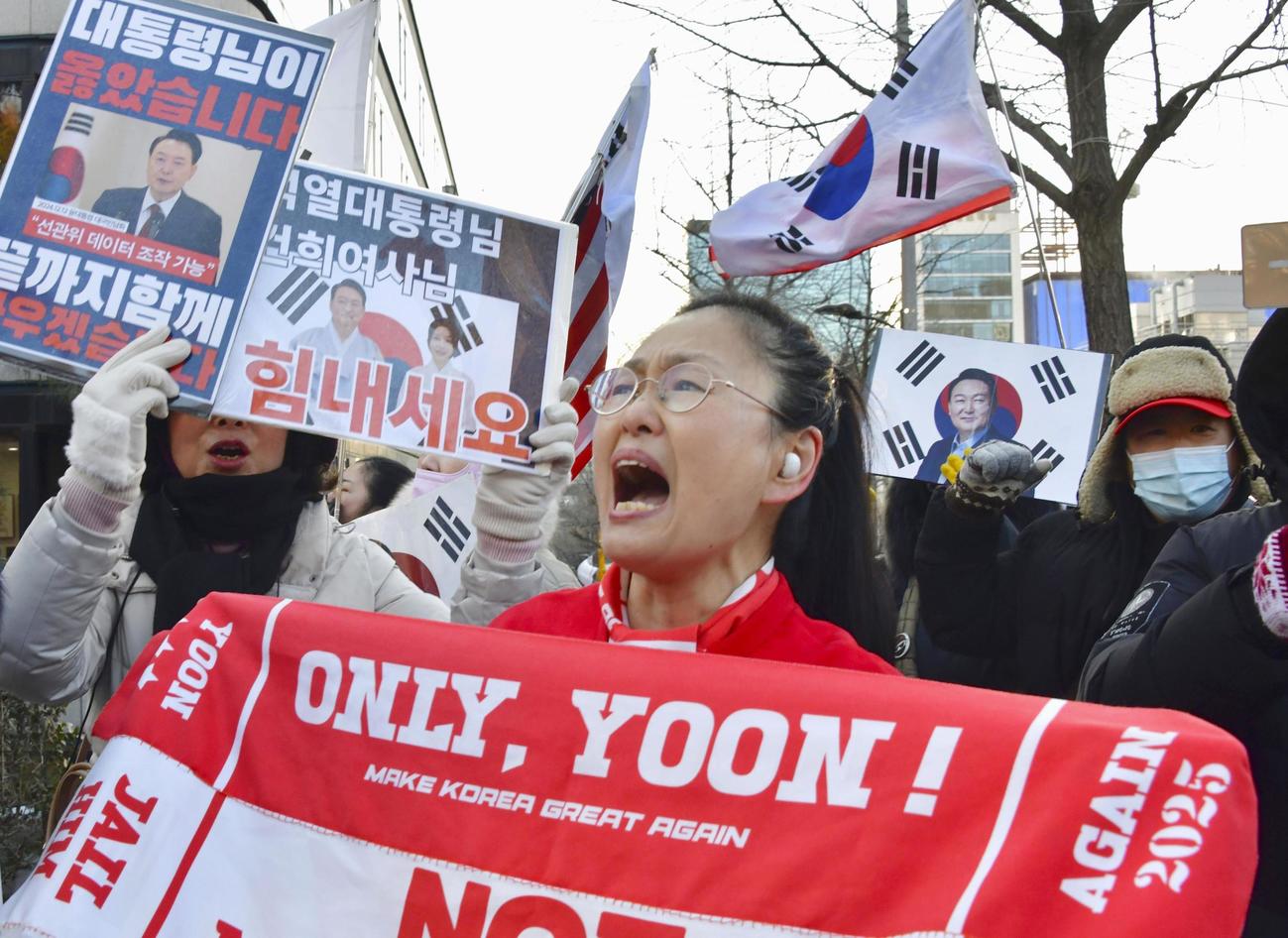 ソウル中央地裁前に集まった韓国の前大統領、尹錫悦被告の支持者ら＝13日（共同）