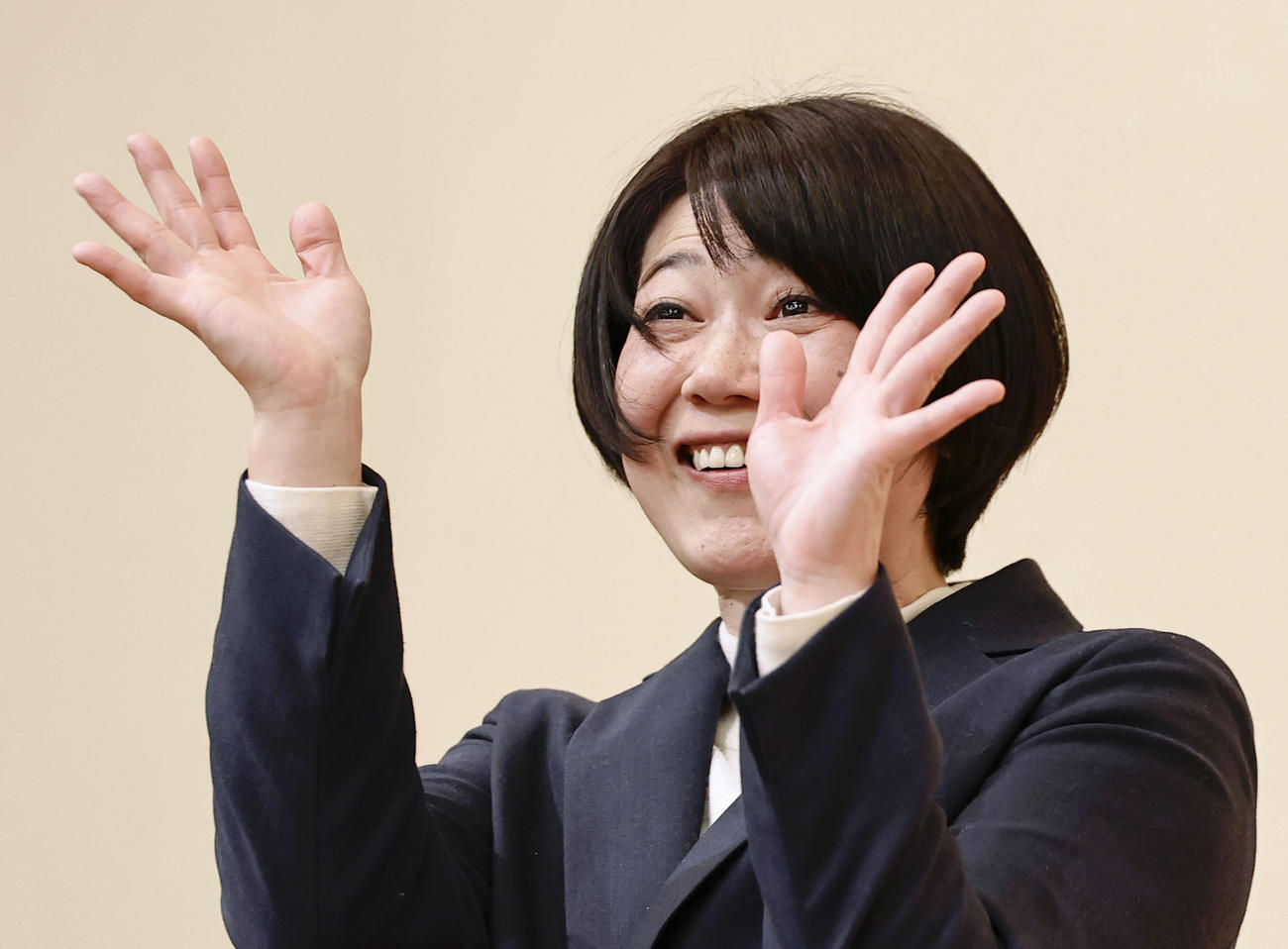 前橋市長選で再選を決め、支持者らに手を振る小川晶氏（共同）