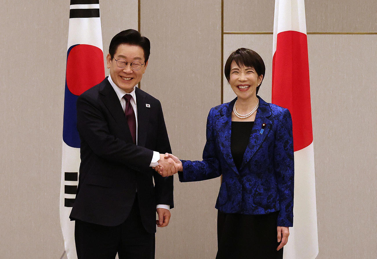 日韓首脳会談を前に、握手する高市早苗首相（右）と李在明大統領（代表撮影）