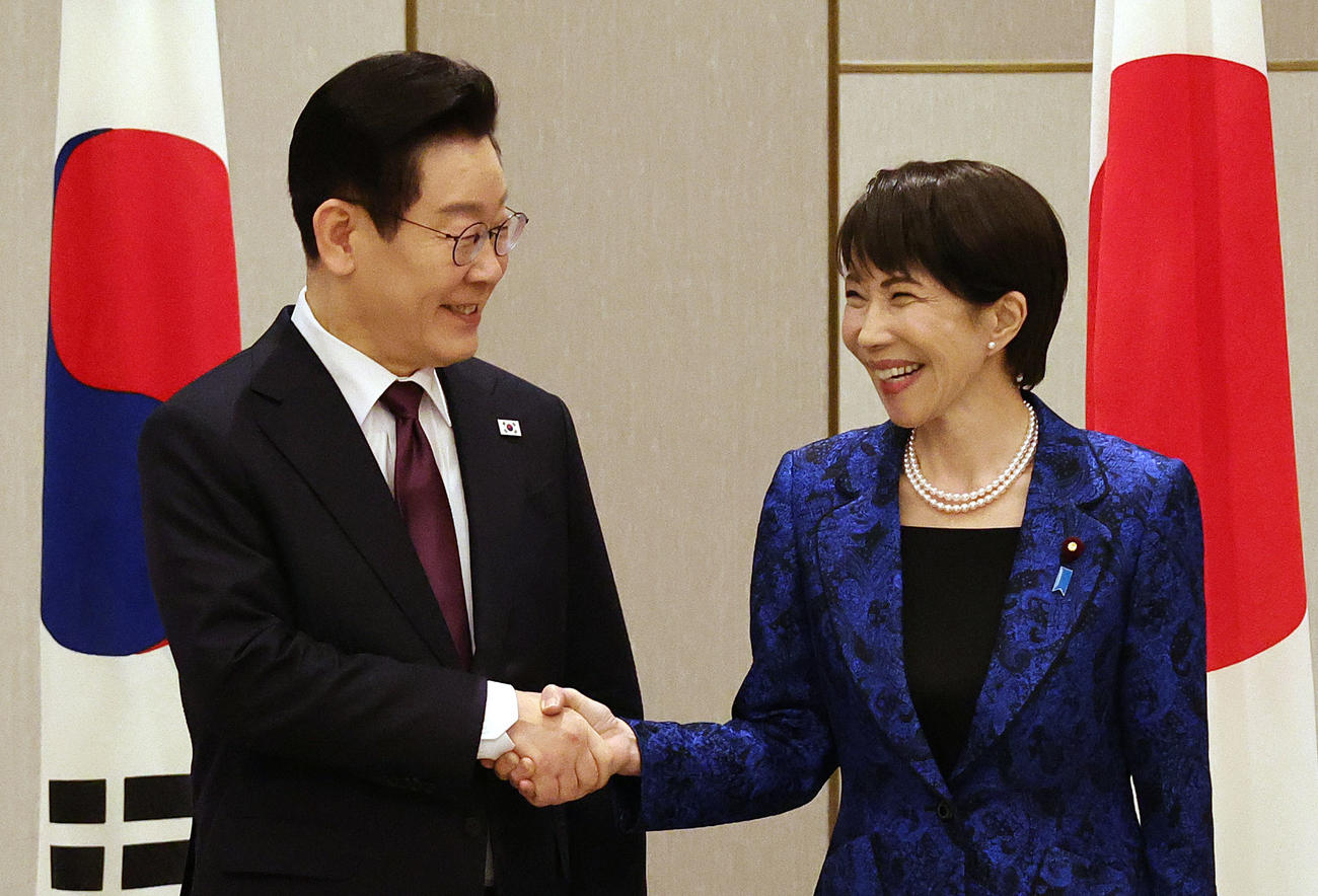 日韓首脳会談を前に、握手する高市早苗首相（右）と李在明大統領（代表撮影）