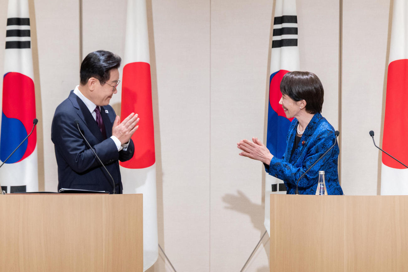 日韓共同記者発表を終え、拍手を送りあう高市早苗首相（右）と韓国の李在明大統領（代表撮影）