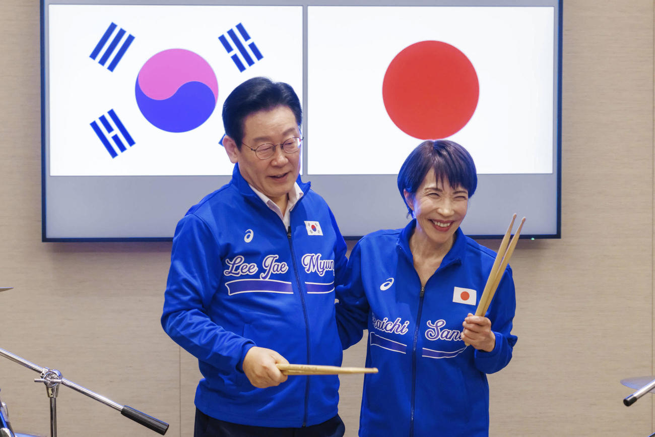 会談後にドラムで「共演」した韓国の李在明大統領（左）と高市首相（共同）