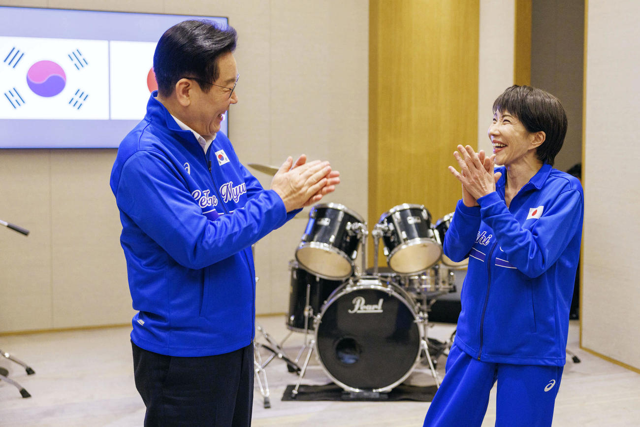 談後にドラムで「共演」した韓国の李在明大統領（左）と高市首相（共同）