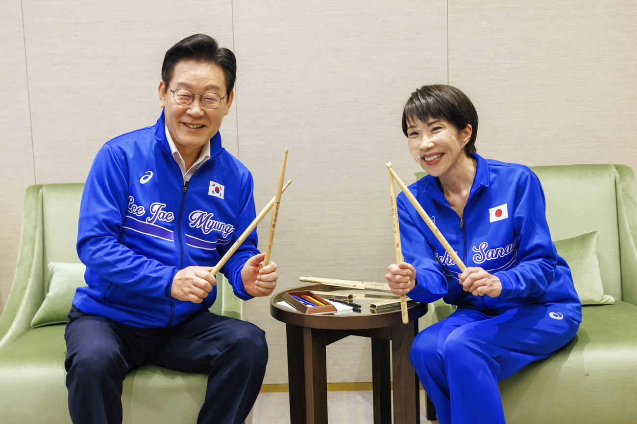 会談後にドラムで「共演」した韓国の李在明大統領（左）と高市首相（共同）