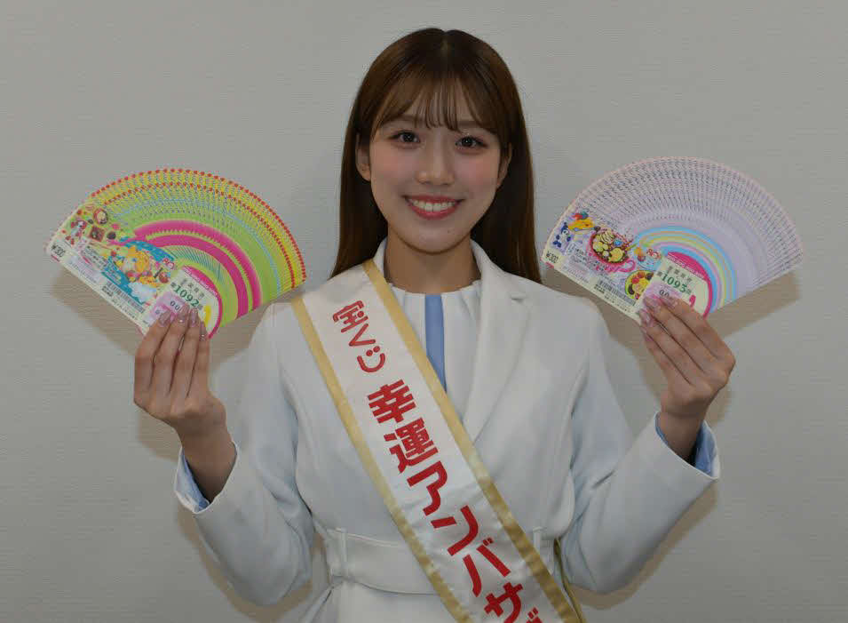 「バレンタインジャンボ宝くじ」「バレンタインジャンボミニ」のPRに訪れた「令和7年度　宝くじ幸運アンバサダー」の松永鈴帆さん