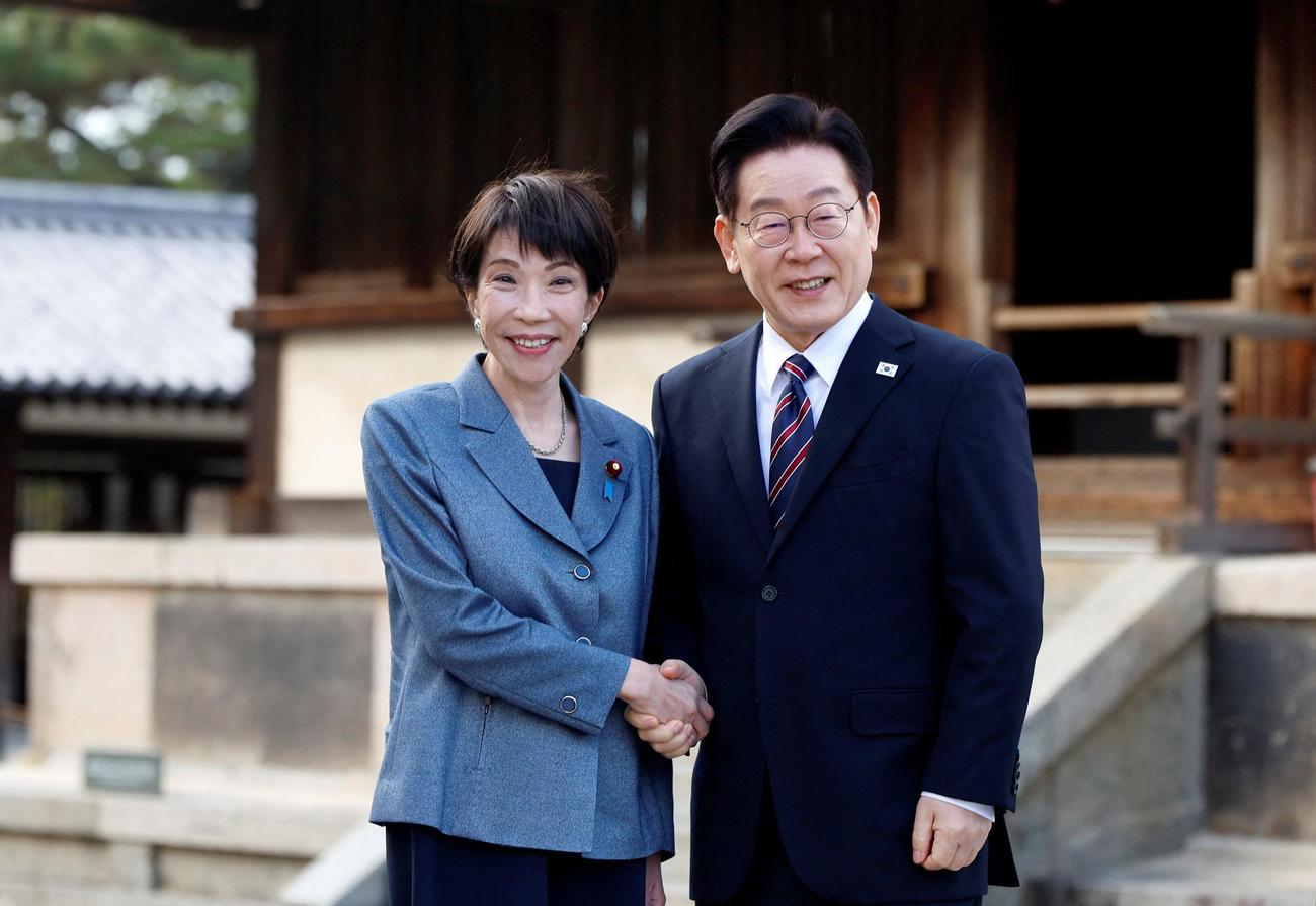 奈良県の法隆寺を訪問した高市早苗首相と韓国の李在明大統領が記念撮影に応じる（ロイター）