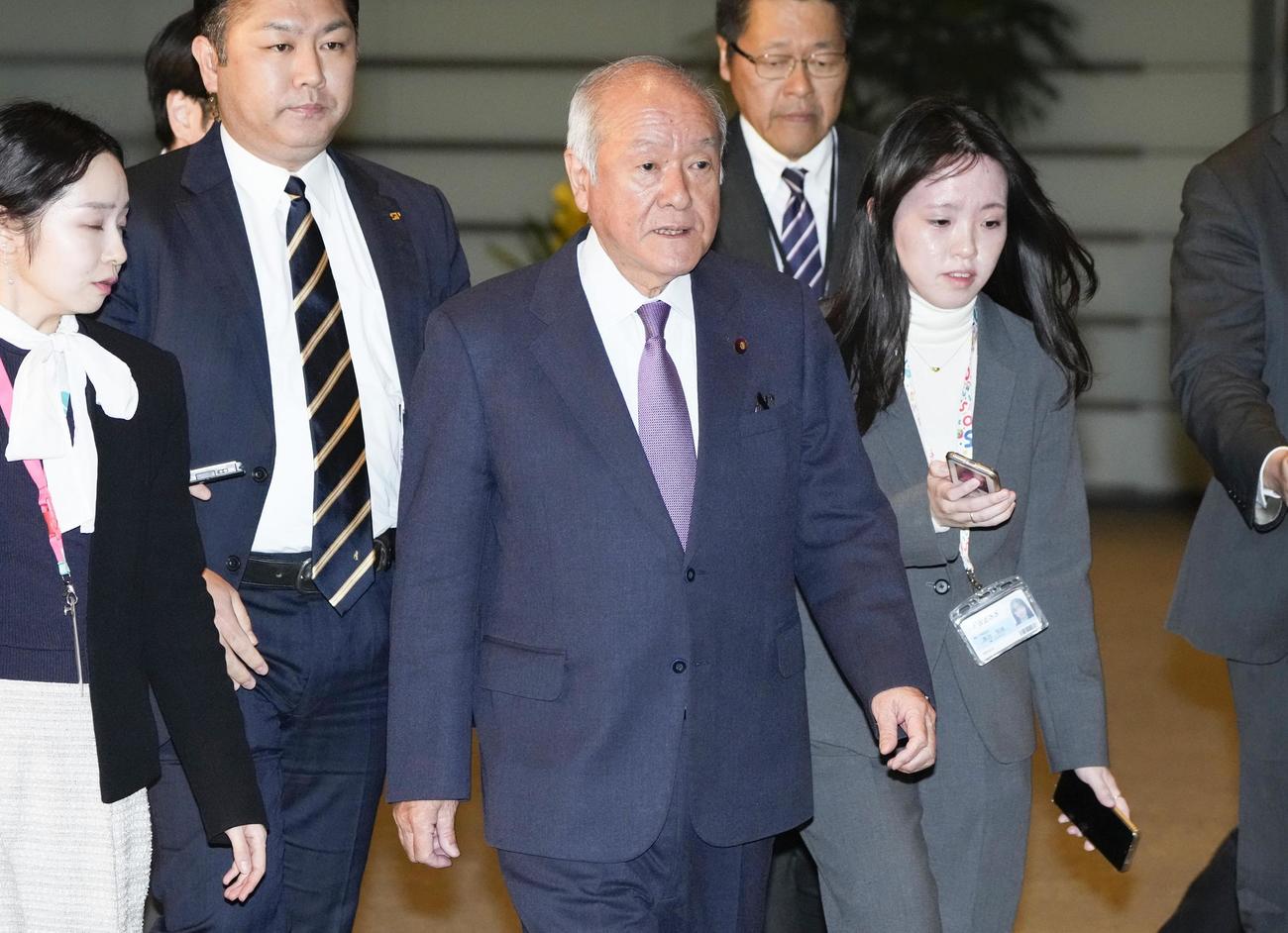 首相官邸に入る自民党の鈴木幹事長（中央、共同）