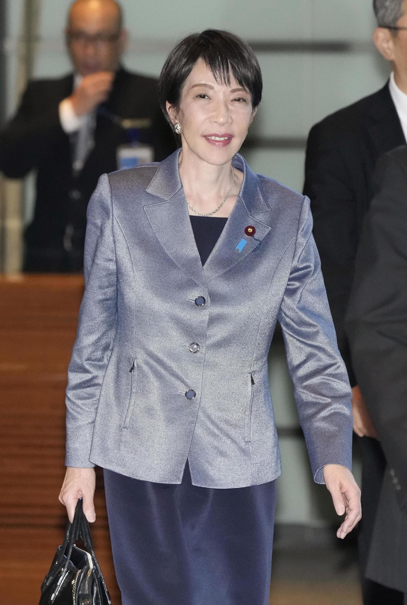 首相官邸に入る高市首相（共同）