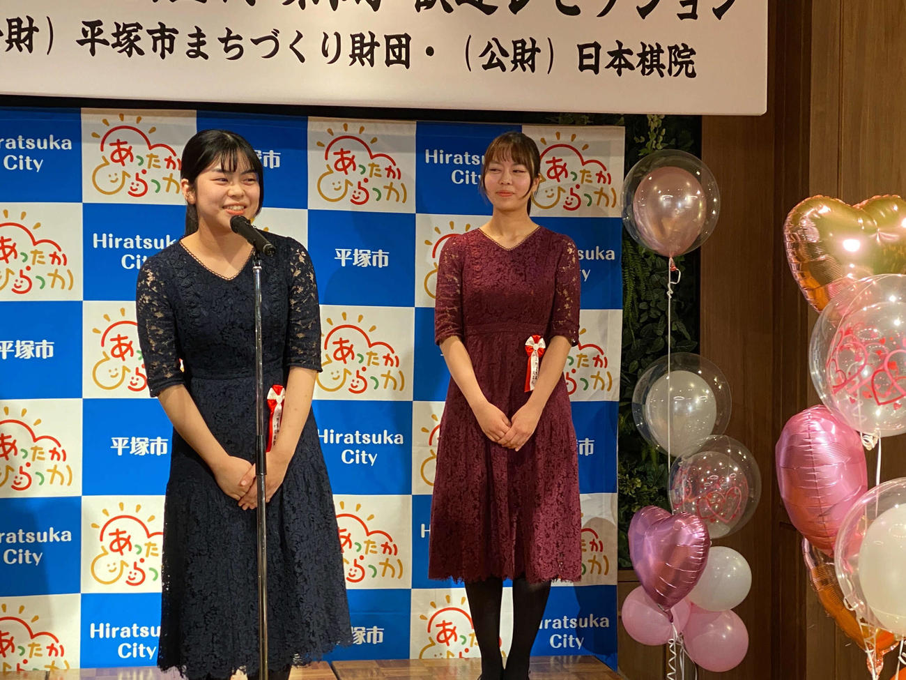 「姉には譲りたくない」と防衛に意欲を見せる妹の上野梨紗女流棋聖（左、右は挑戦物で姉の上野愛咲美女流名人、日本棋院提供）