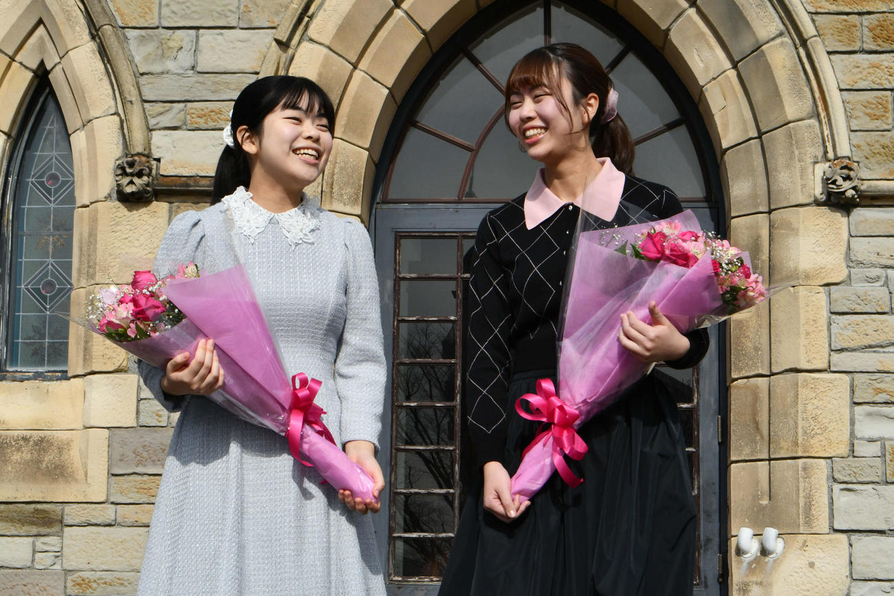 囲碁界41年ぶりの姉妹タイトル戦対決となった女流棋聖戦第1局の対局前に撮影に応じる妹の上野梨紗女流棋聖（左）と挑戦者で姉の上野愛咲美女流名人（右）