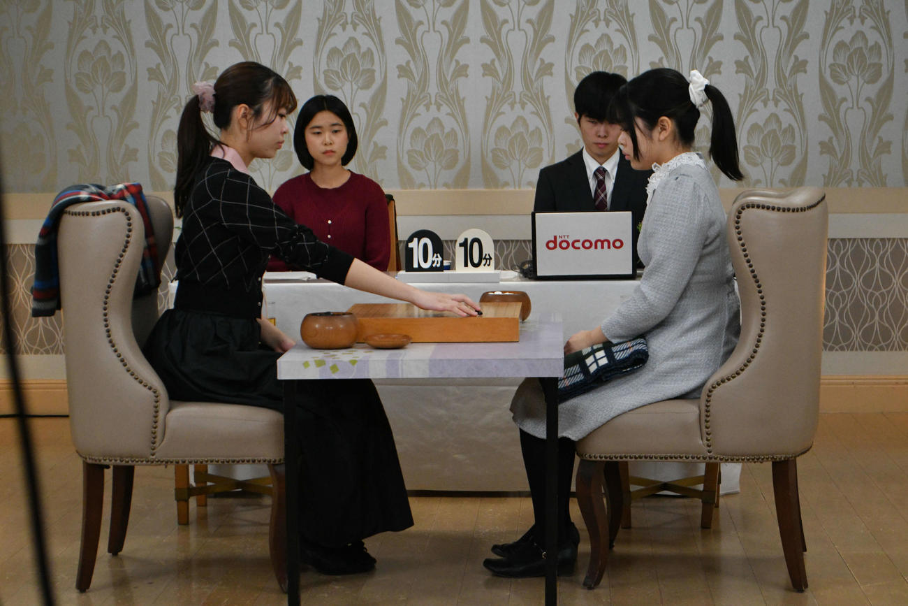 囲碁界41年ぶりの姉妹タイトル戦対決となった女流棋聖戦第1局は挑戦者で姉の上野愛咲美女流名人（左）の黒（先手）番で対局開始（右は妹の上野梨紗女流棋聖）
