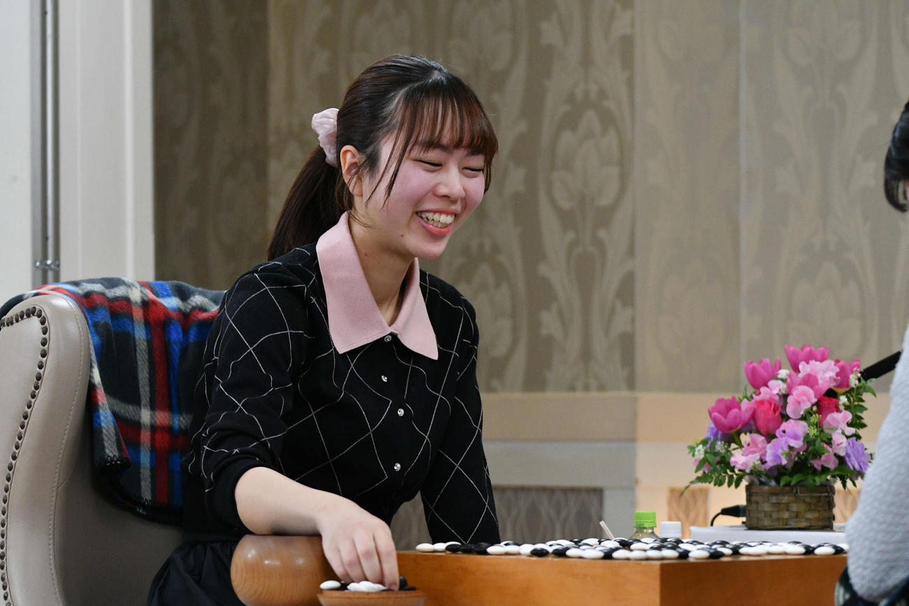 妹の上野梨紗女流棋聖と囲碁界41年ぶりの姉妹タイトル戦対決を制して笑顔を見せる姉で挑戦者の上野愛咲美女流名人