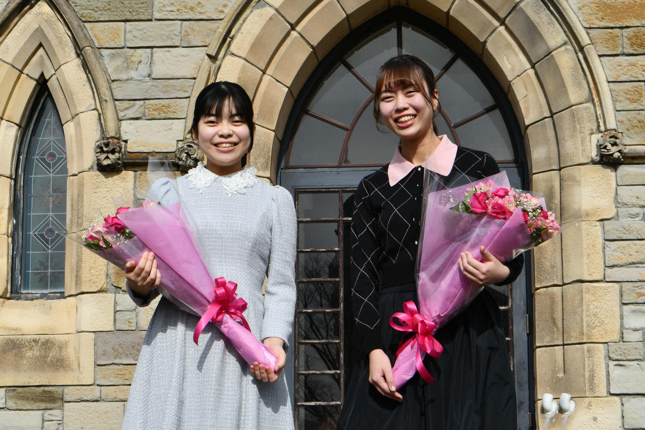 囲碁界41年ぶりの姉妹タイトル戦対決となった女流棋聖戦第1局の対局前に撮影に応じる妹の上野梨紗女流棋聖（左）と挑戦者で姉の上野愛咲美女流名人（右）