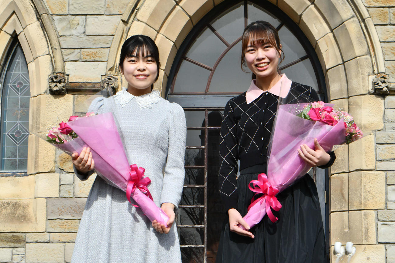 囲碁界41年ぶりの姉妹タイトル戦対決となった女流棋聖戦第1局の対局前に撮影に応じる妹の上野梨紗女流棋聖（左）と挑戦者で姉の上野愛咲美女流名人（右）