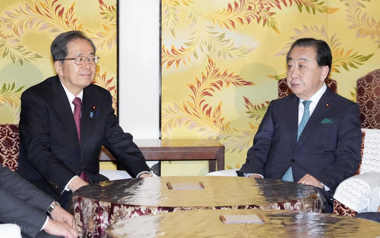党首会談に臨む立憲民主党の野田代表（右）と公明党の斉藤代表（共同）