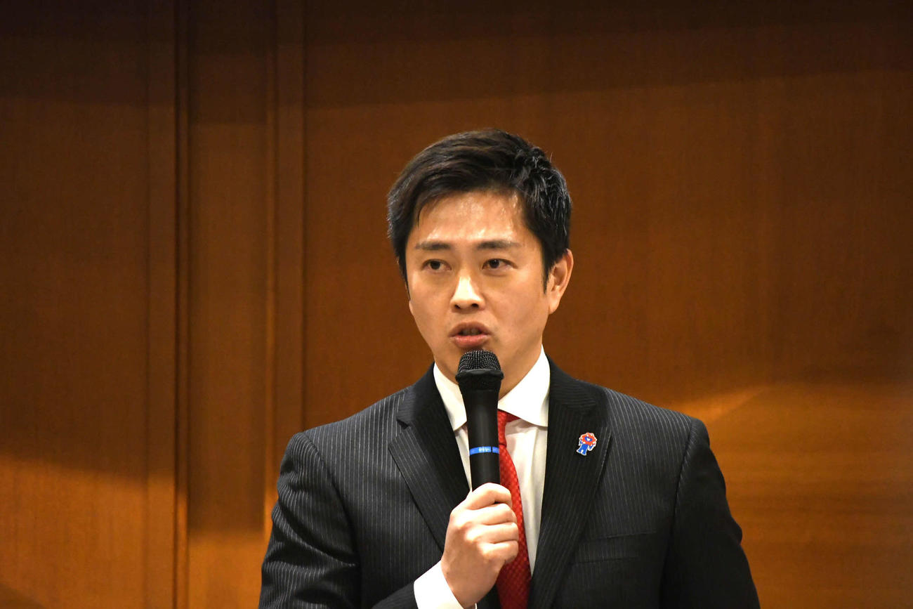 大阪維新の会緊急全体会議に出席し、出直し選挙に出馬の意向を表明した吉村洋文代表（撮影・阪口孝志）