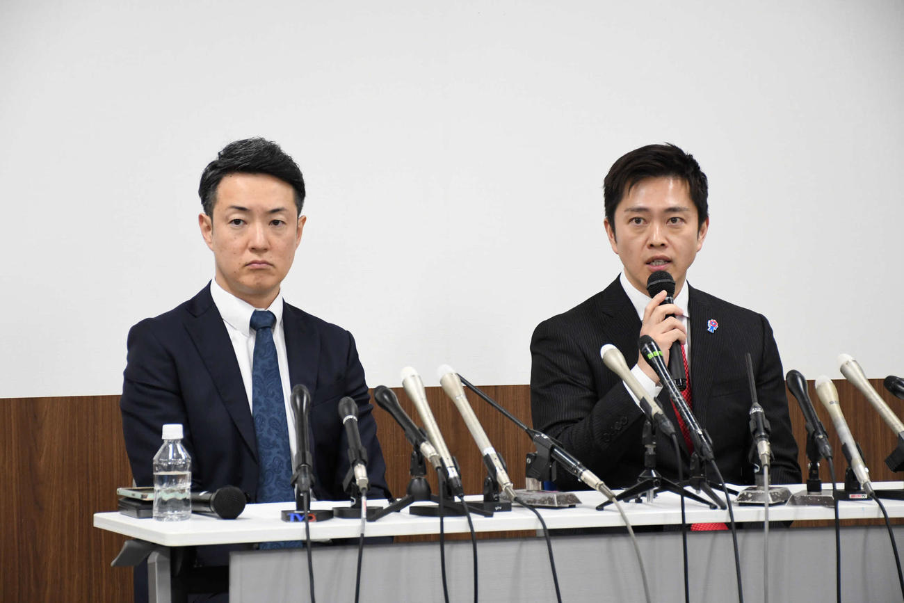 大阪都構想の再挑戦を掲げた吉村洋文大阪府知事（右）と横山英幸大阪市長（撮影・阪口孝志）