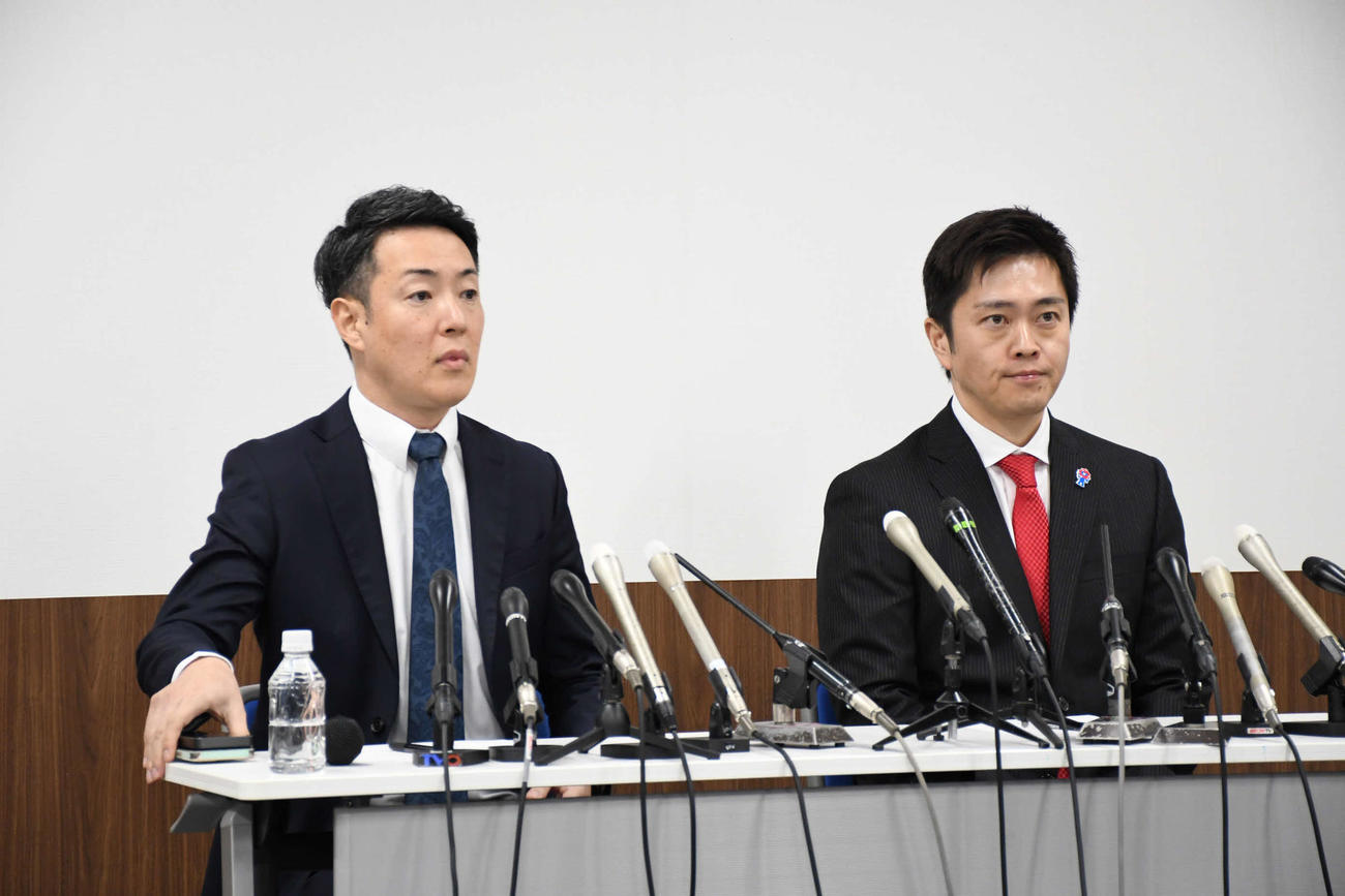 大阪都構想の再挑戦を掲げた吉村洋文大阪府知事（右）と横山英幸大阪市長（撮影・阪口孝志）