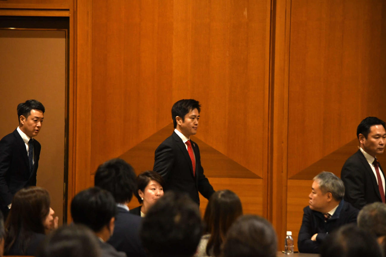 大阪維新の会緊急全体会議に出席する吉村洋文代表と横山英幸代表代行（左）（撮影・阪口孝志）