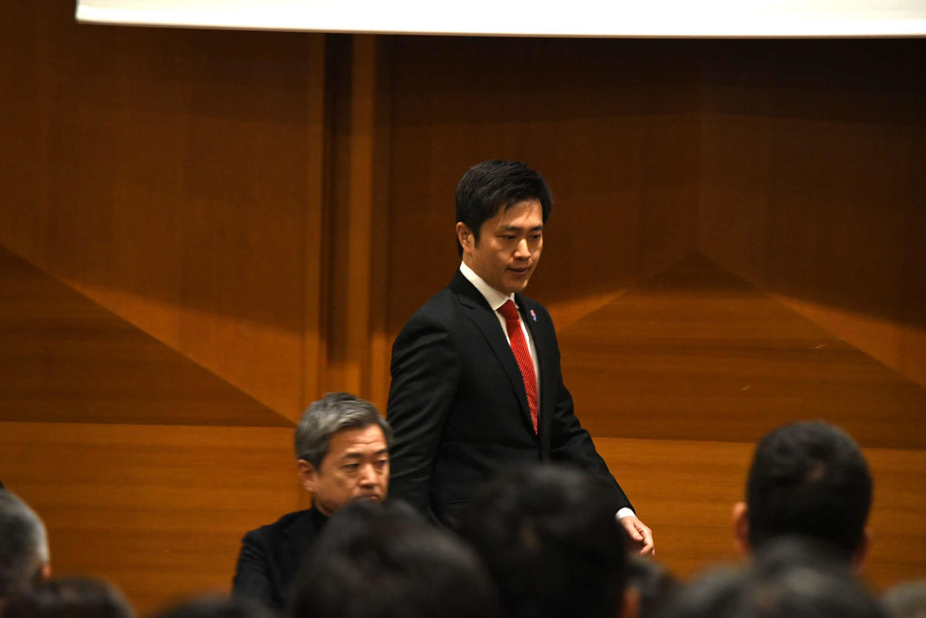 大阪維新の会緊急全体会議に出席する吉村洋文代表（撮影・阪口孝志）