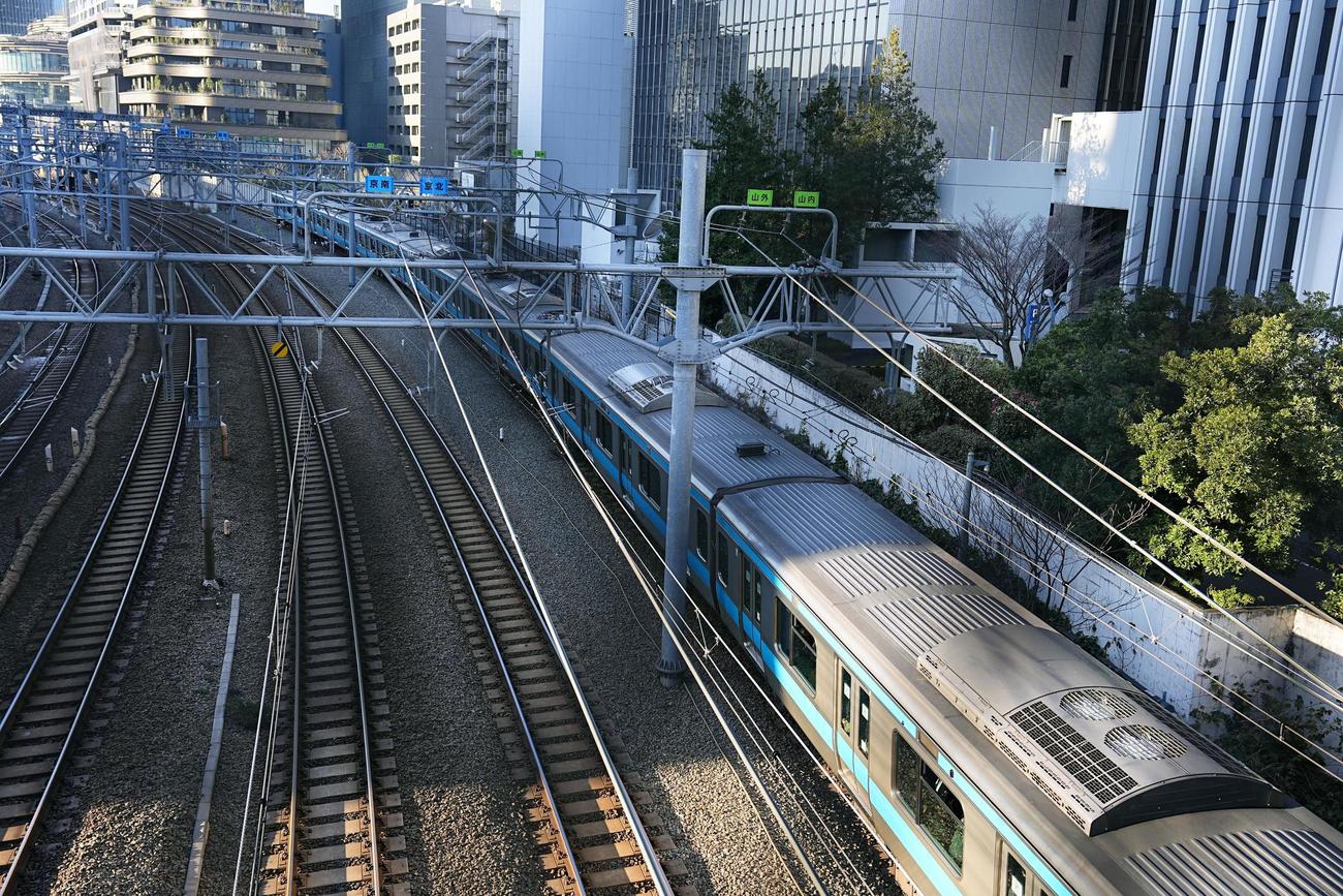 高輪ゲートウェイ－田町間で一時停車したJR京浜東北線の車両（共同）