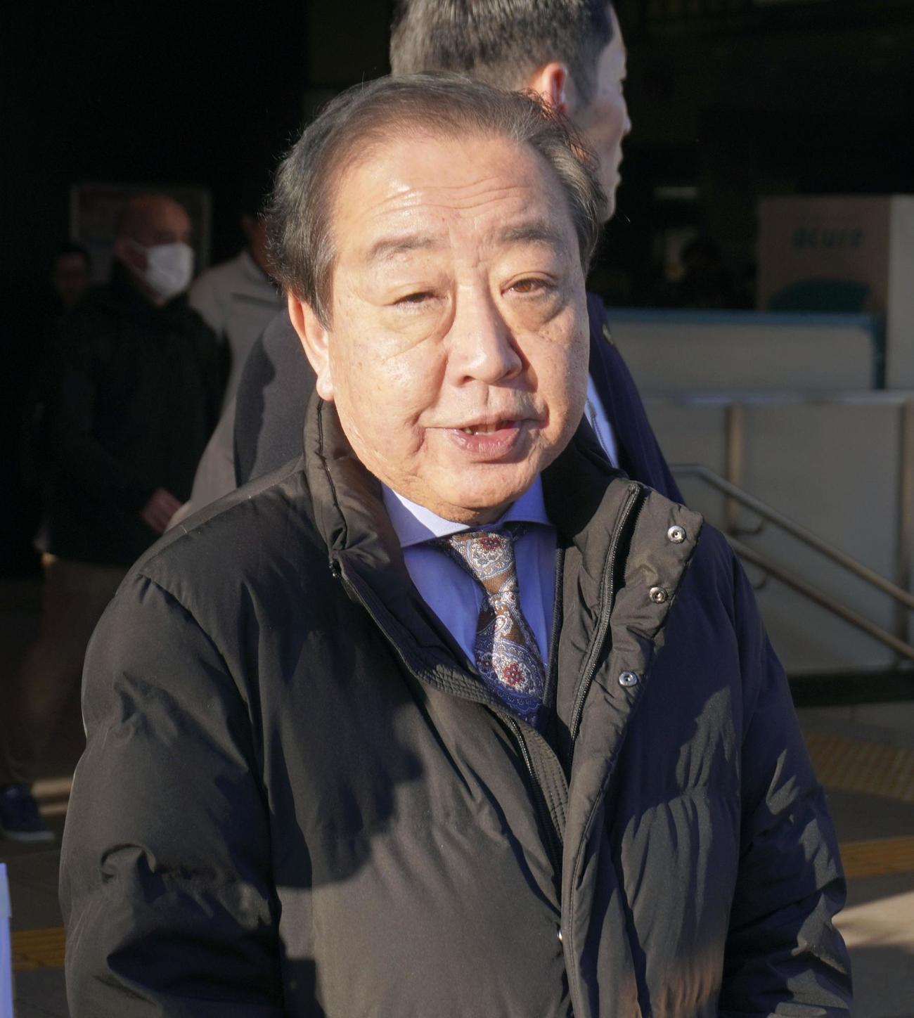 記者団の取材に応じる立憲民主党の野田代表（共同）