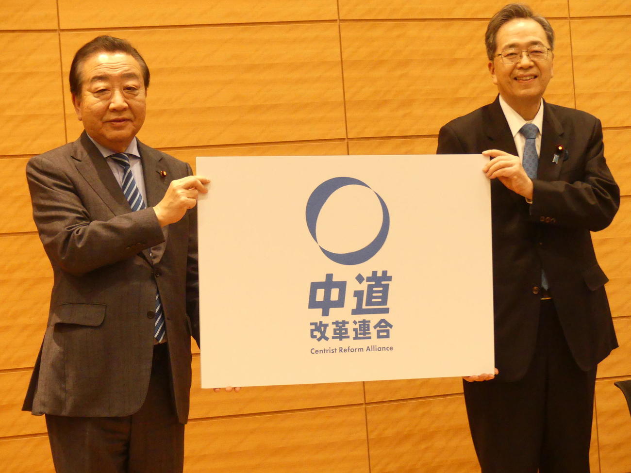 新党「中道改革連合」の名称を発表する立憲民主党の野田佳彦代表（左）と公明党の斉藤鉄夫代表（撮影・中山知子）