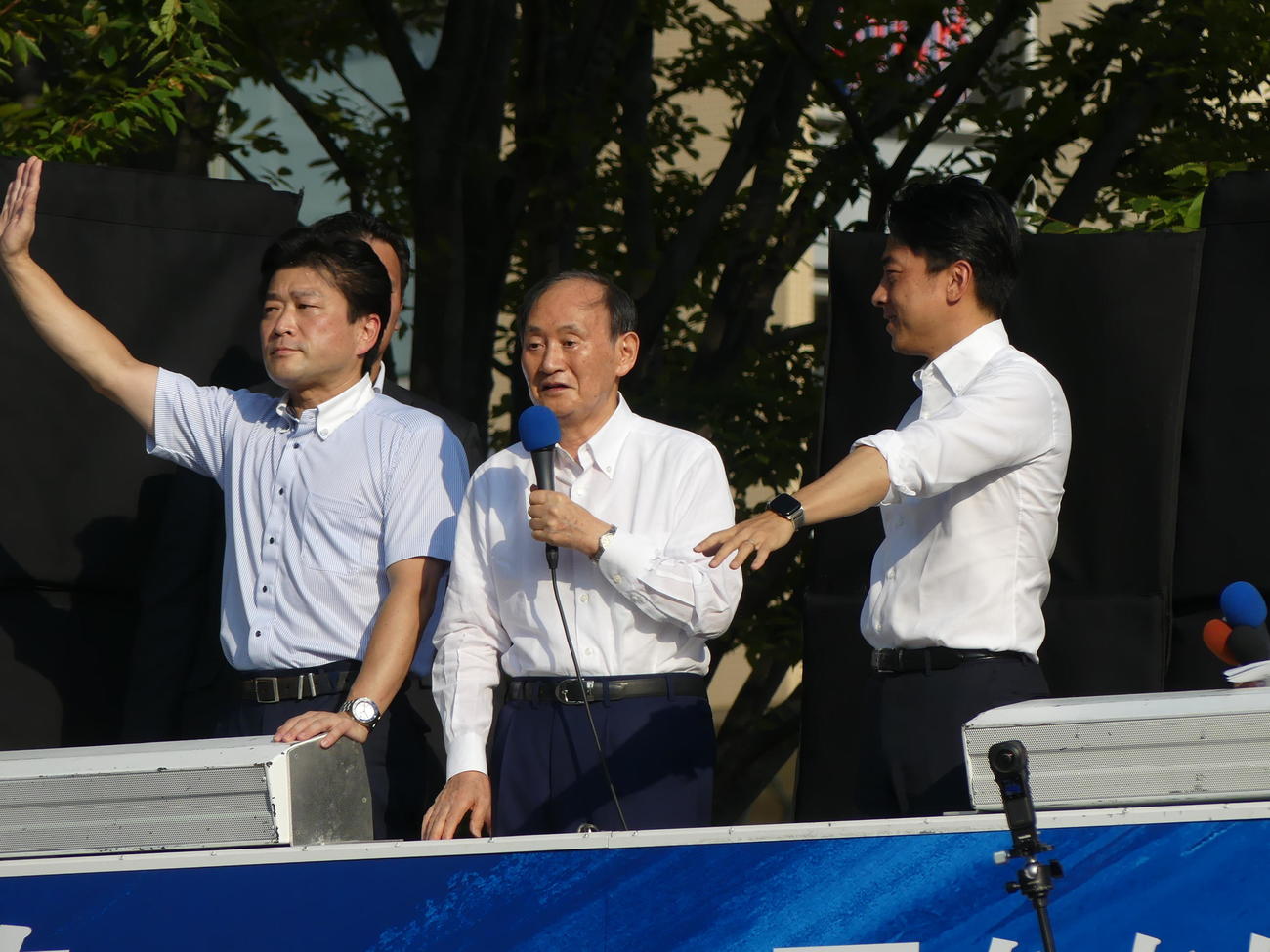 菅義偉元首相(中央)（2024年9月撮影）