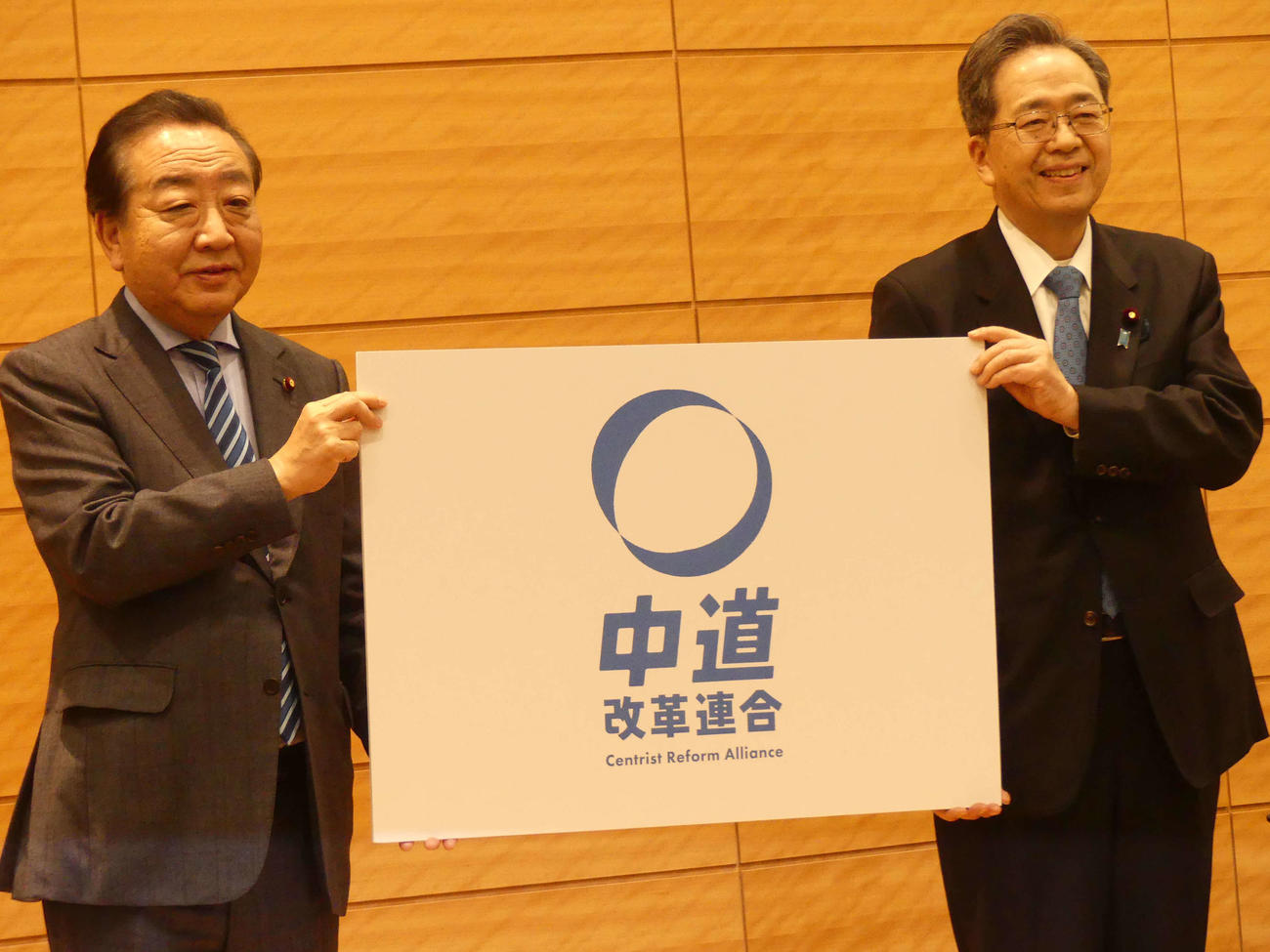 新党「中道改革連合」の名称を発表する立憲民主党の野田代表（左）と公明党の斉藤代表（2026年1月16日撮影）