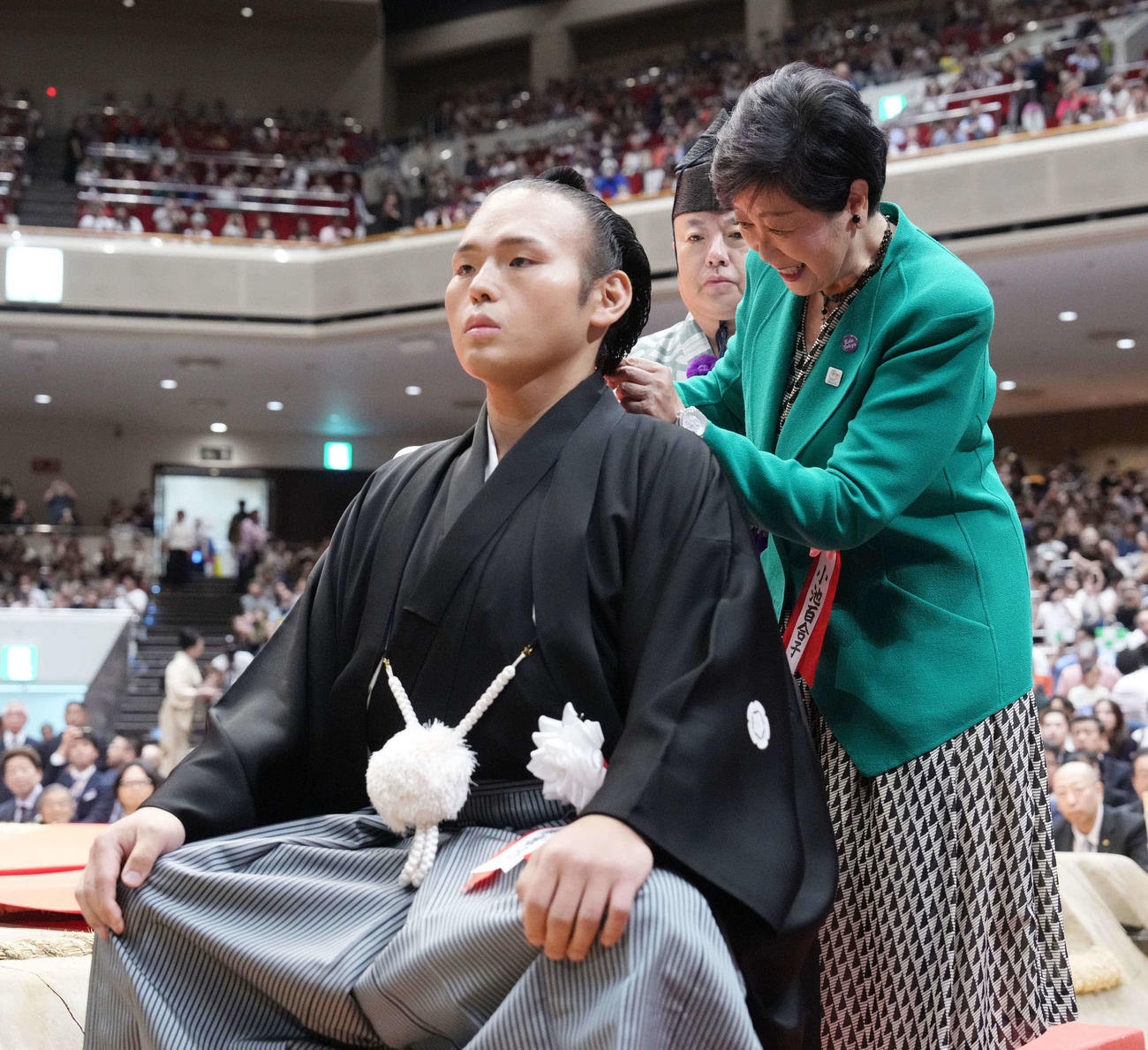 貴景勝引退湊川襲名披露大相撲で湊川親方に、はさみを入れる小池東京都知事（右）（2025年10月）