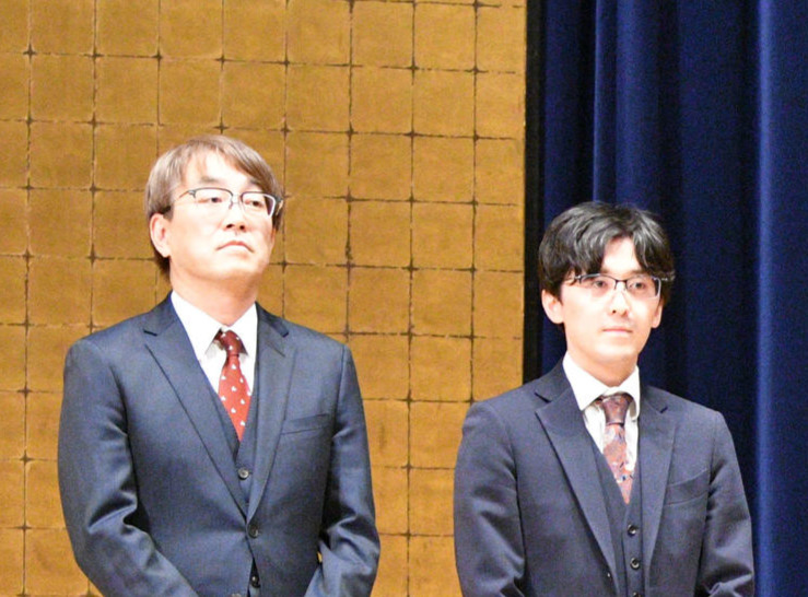 羽生善治九段（左）と伊藤匠叡王・王座（2025年12月撮影）