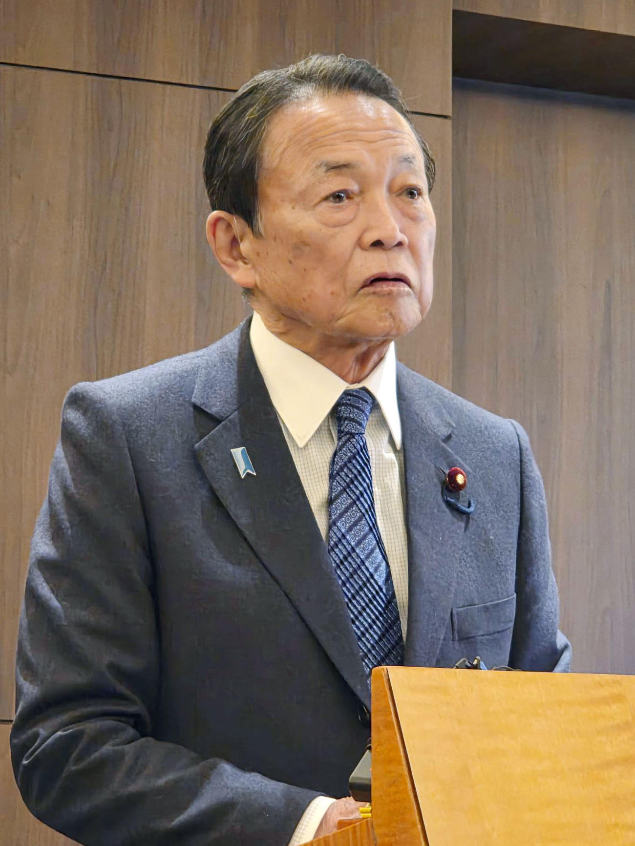 韓国・ソウルで取材に応じる自民党の麻生副総裁＝16日（共同）