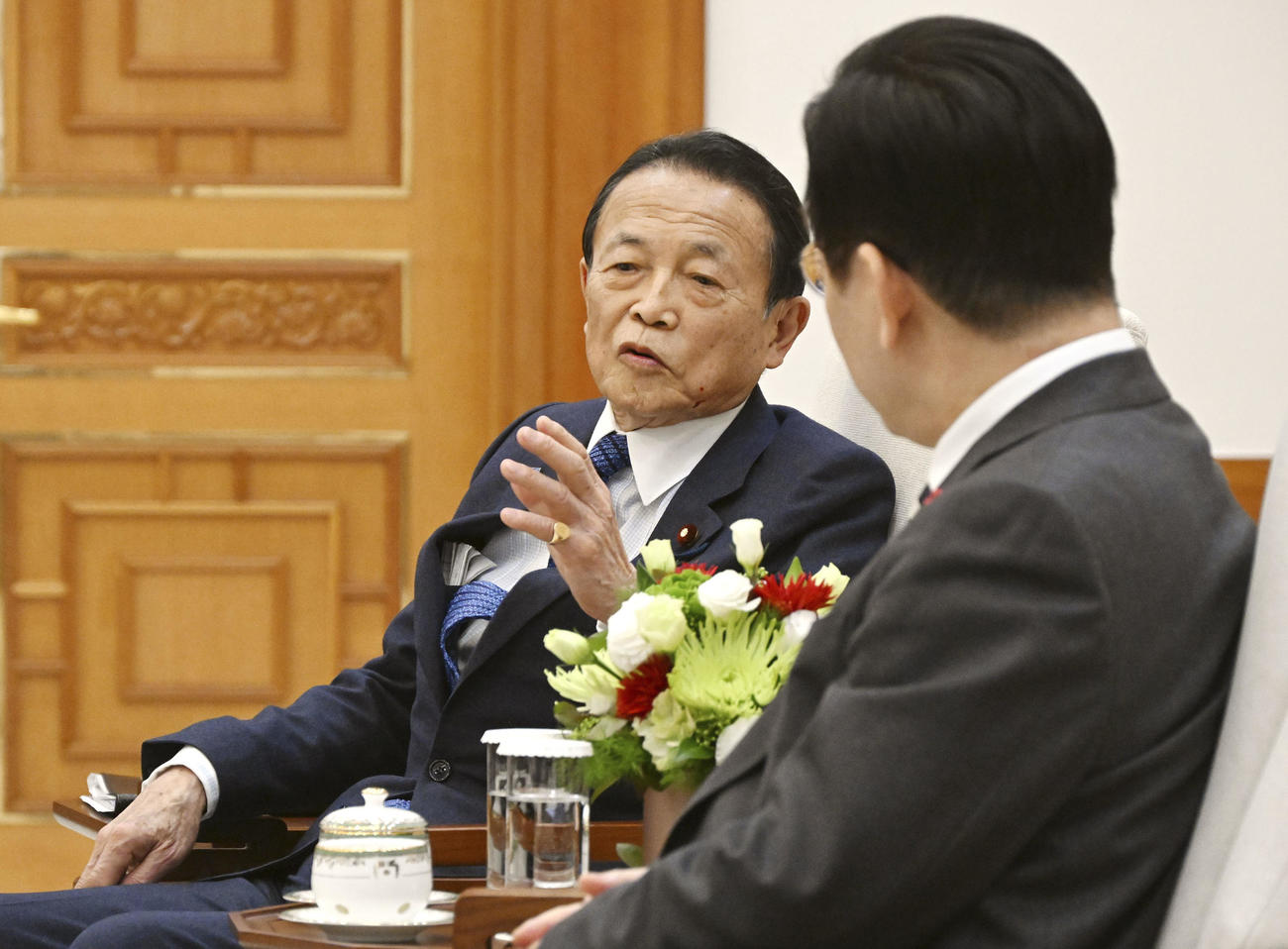 韓国の李在明大統領（手前）と会談する自民党の麻生副総裁＝16日、韓国大統領府（共同）