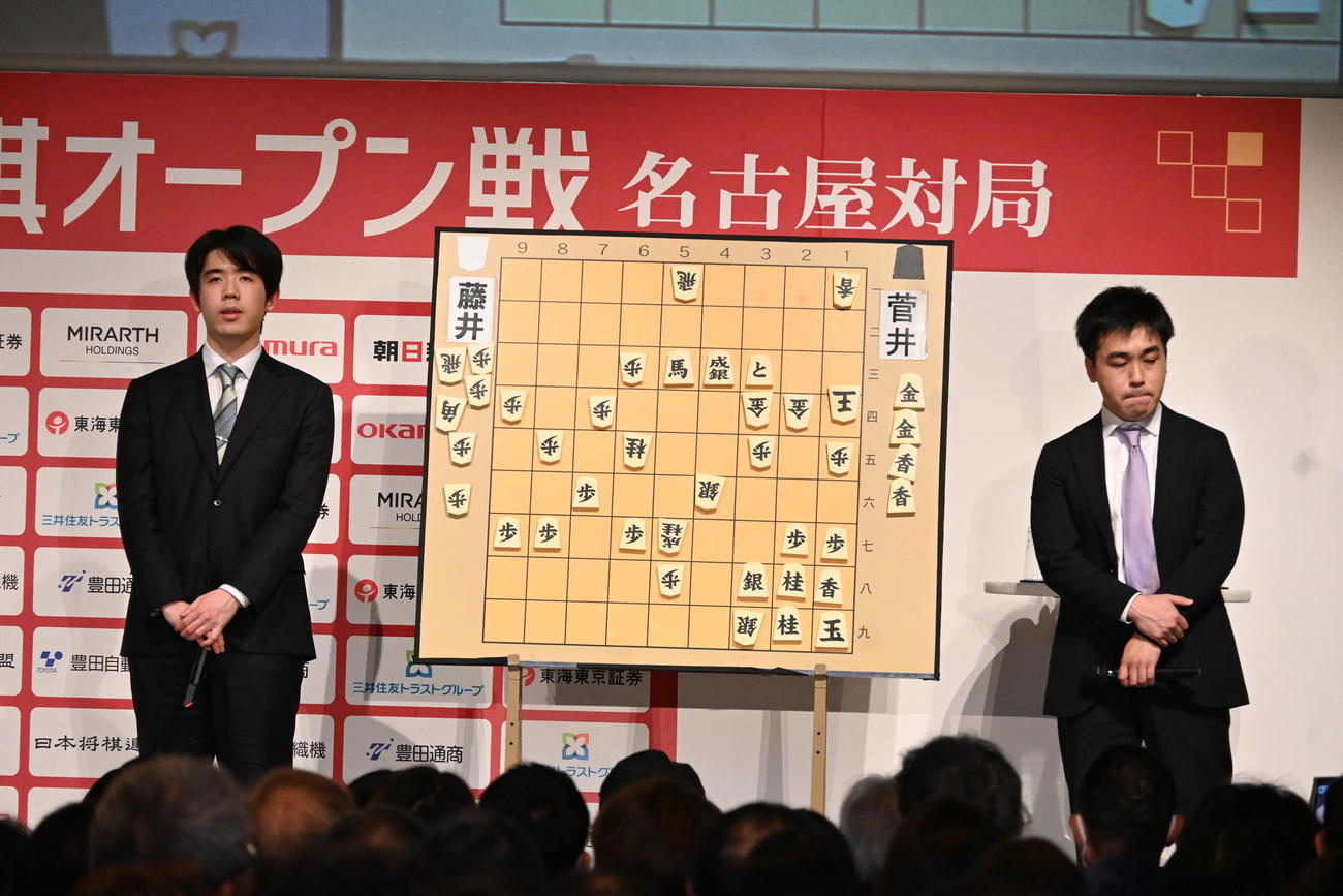 第19回朝日杯将棋オープン戦本戦トーナメント1回戦の終局後、大盤解説会に登場した藤井聡太6冠（左）菅井竜也八段（撮影・松浦隆司）