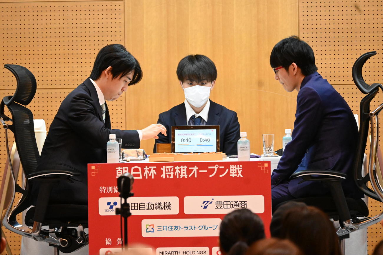 第19回朝日杯将棋オープン戦本戦トーナメント準々決勝に臨んだ藤井聡太6冠（左）斎藤慎太郎八段（撮影・松浦隆司）