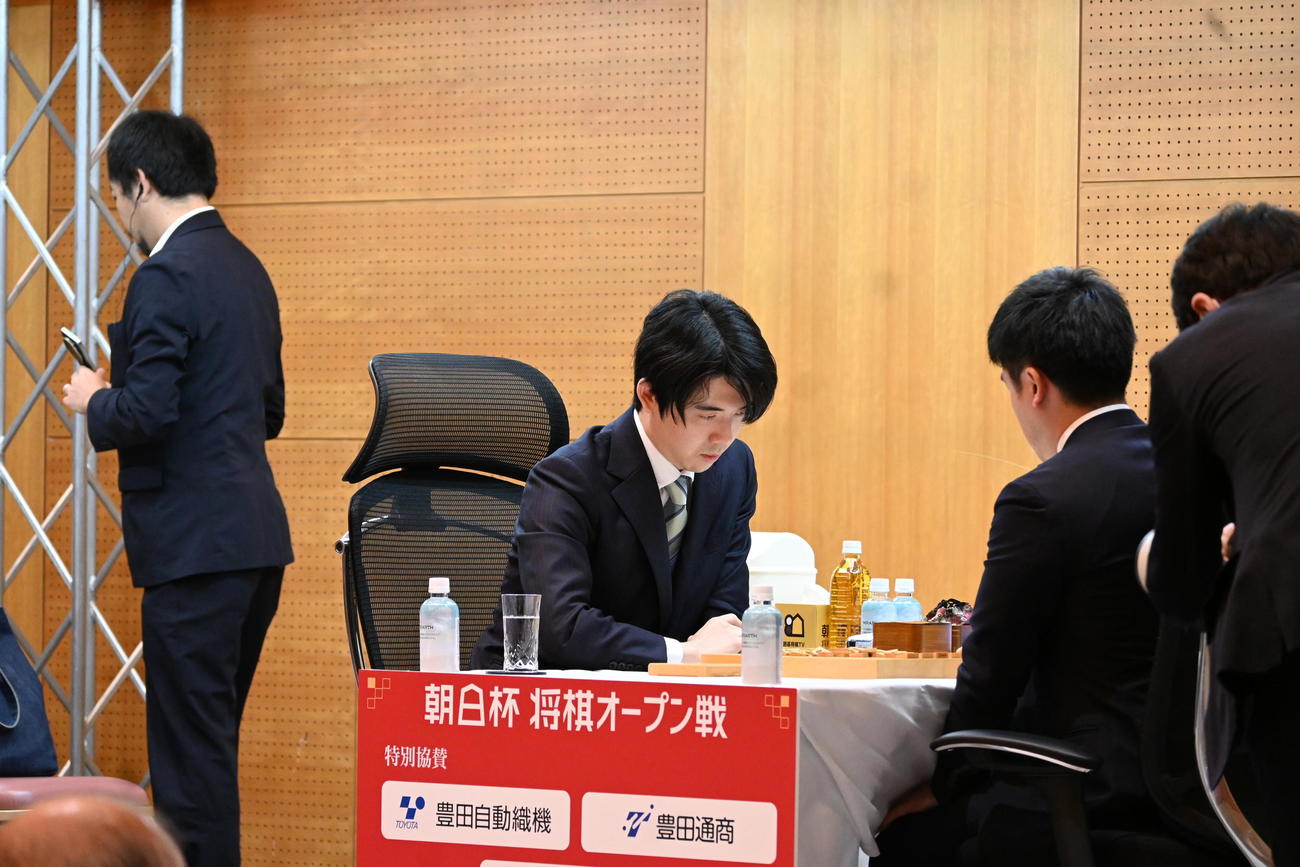 第19回朝日杯将棋オープン戦本戦トーナメント1回戦に臨んだ藤井聡太6冠（左）菅井竜也八段（撮影・松浦隆司）