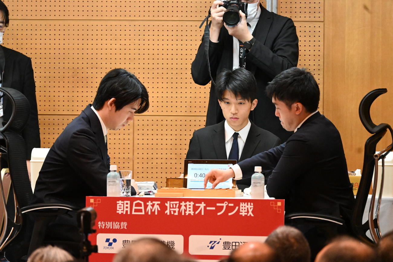 第19回朝日杯将棋オープン戦本戦トーナメント1回戦に臨んだ藤井聡太6冠（左）菅井竜也八段（撮影・松浦隆司）