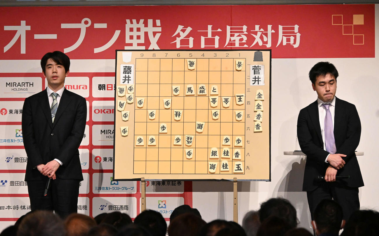 1回戦の終局後、大盤解説会に登場した藤井聡太6冠（左）と菅井竜也八段（撮影・松浦隆司）