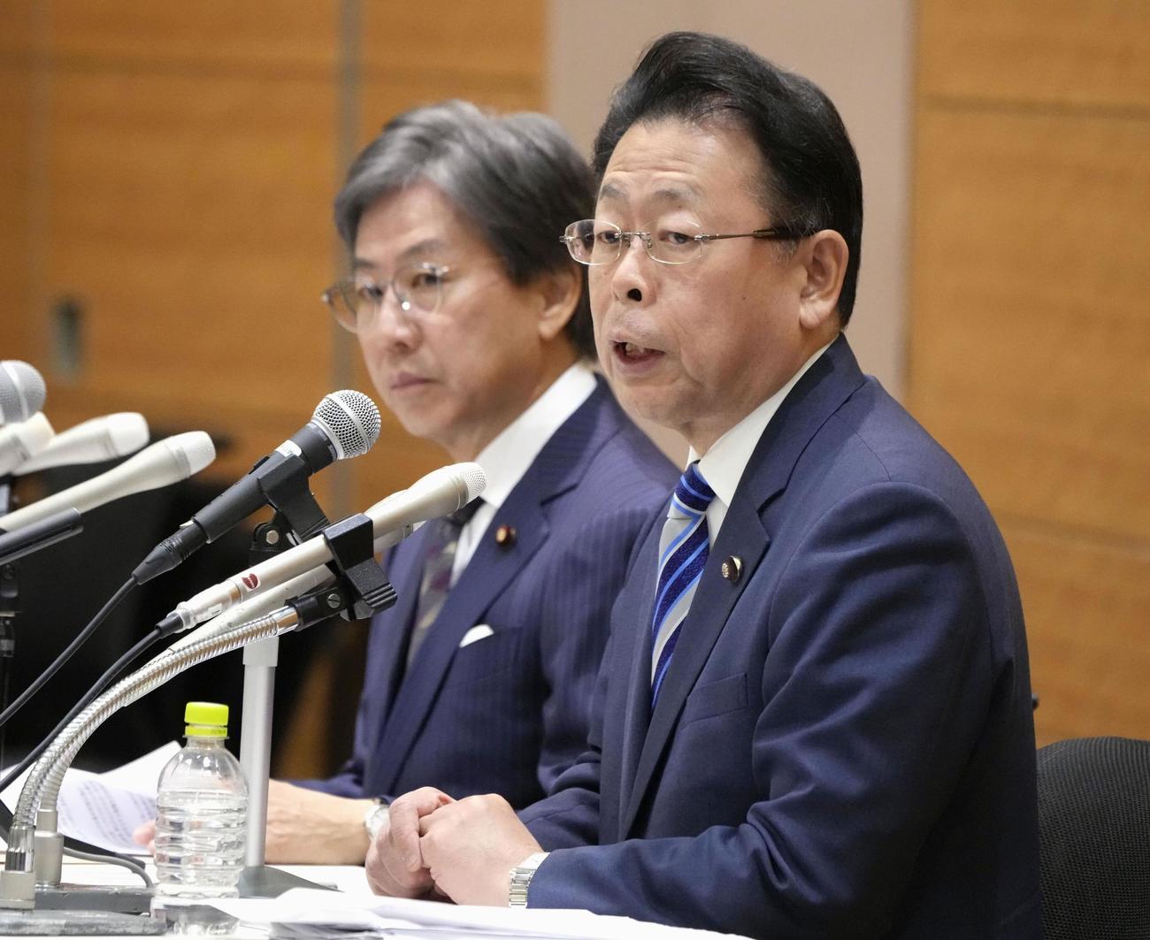新党「中道改革連合」の綱領を発表し、記者会見する立憲民主党の安住幹事長（奥）と公明党の西田幹事長＝19日午前、国会（共同）