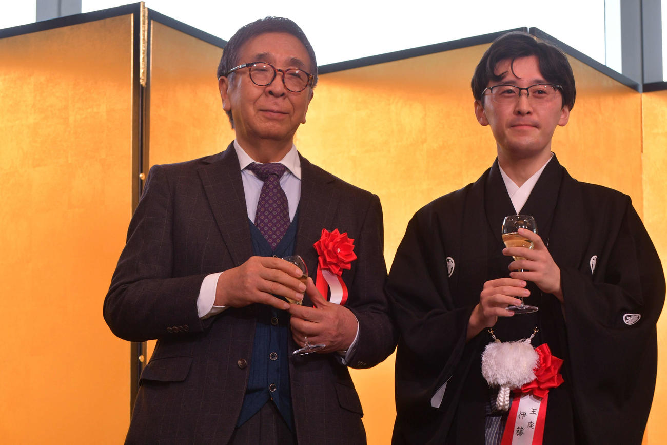 就位式で師匠の宮田利男八段（左）との撮影に応じる伊藤匠王座（右）